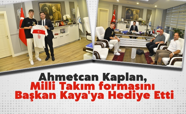 Ahmetcan Kaplan, Milli Takım formasını Başkan Kaya'ya Hediye Etti