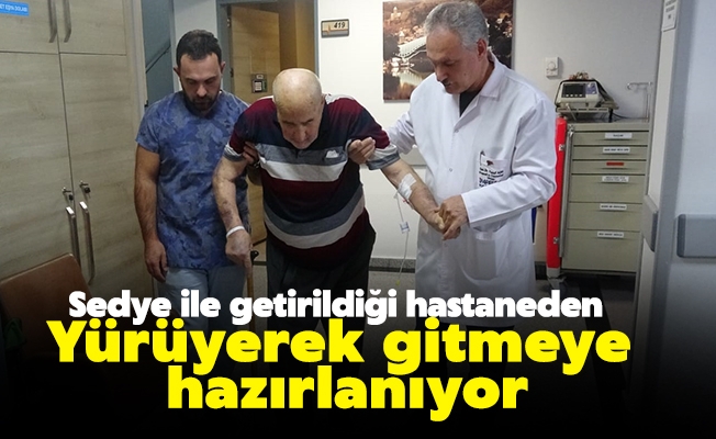 86 yaşındaki hasta sedye ile getirildiği hastaneden yürüyerek gitmeye hazırlanıyor