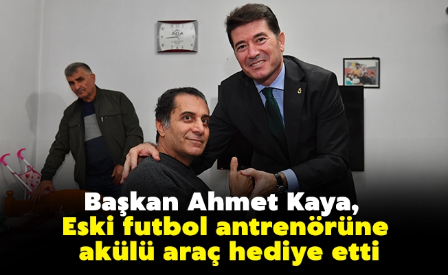 Başkan Kaya, yürüme engelli eski futbol antrenörüne akülü araç hediye etti